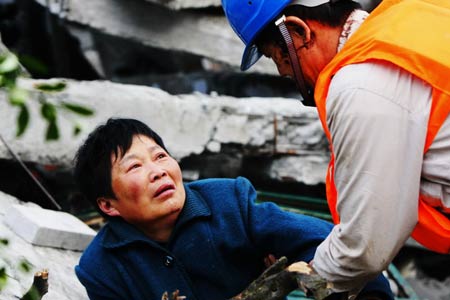 她不肯跟同事离开这里,她要在这里等到孩子回来