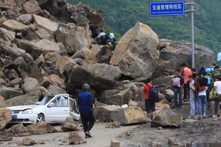去映秀镇上的路上第一个遇难者，心情从这个时候开始特别沉重，感受到生命的脆弱