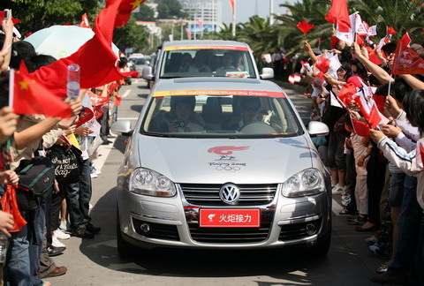 大众汽车火炬接力车队受到了市民的热烈欢迎