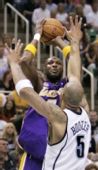 图文:[NBA]爵士VS湖人 奥多姆面对布泽尔跳投