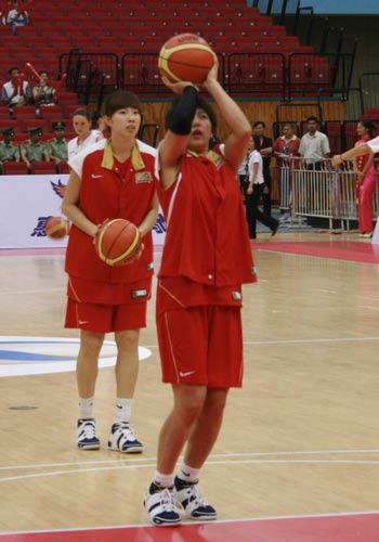 图文:中国女篮再战波兰 邵婷婷罚球
