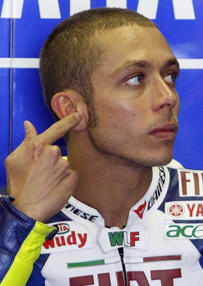 图文:08年MotoGP法国站排位赛 罗西表情严峻