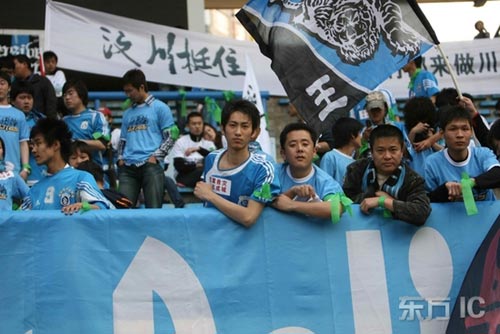 大连球场标语令人感动