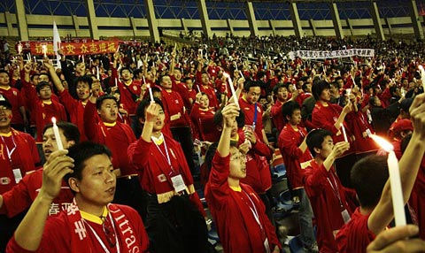 长春球迷哀悼遇难同胞