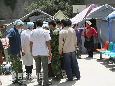 为生命下跪 医护人员战斗在救灾第一线(图)