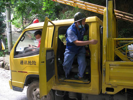 震区各地沿线随处可见通信抢修车