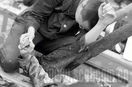 父亲握着遇难儿子的手悲痛不已本报记者朱建国摄