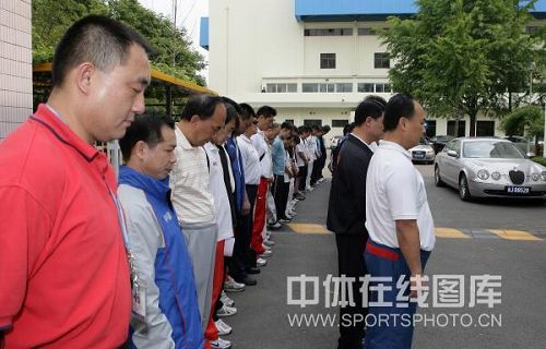 图文:举重队为地震遇难者默哀 低头哀悼死者