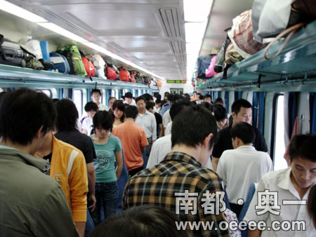 深圳罗湖火车站列车员与乘客默哀(图)-媒体合作