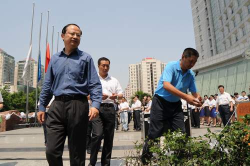 中国移动四川公司总经理李华向遇难同胞献花