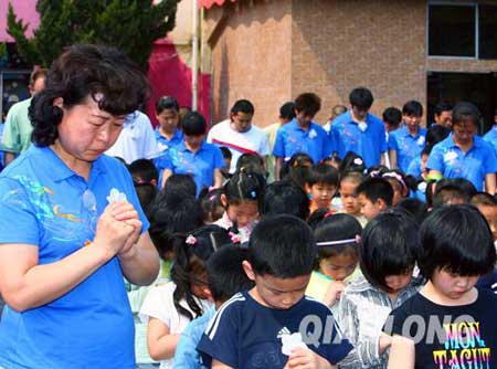 幼儿园孩子默哀 外籍教师为中国同胞祈祷(组图