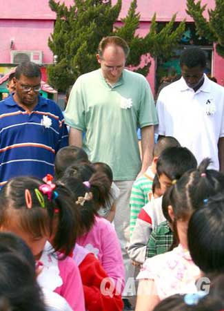 幼儿园孩子默哀 外籍教师为中国同胞祈祷(组图