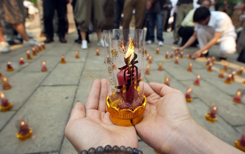 图文:市民摆放蜡烛 向汶川大地震遇难者志哀