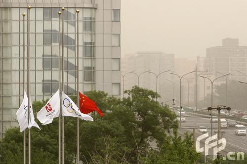 2008年5月20日，汶川地震全国哀悼日第二天，北京奥运大厦降半旗，沉痛哀悼在汶川特大地震中的遇难者。作者：卓恩森