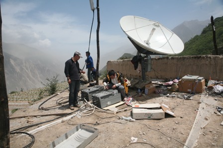 中国移动应急抢险人员调试卫星站设备