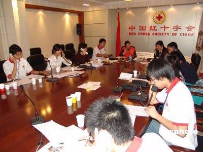 4月13日，中国红十字会总会把会议室作为接受捐款的办公现场，动员所有工作人员接听捐款电话。 中新社发 曾利明 摄