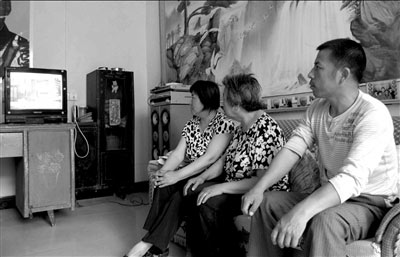 昨天下午，荆利杰的家人一起收看关注抗震救灾的报道。《大河报》供图