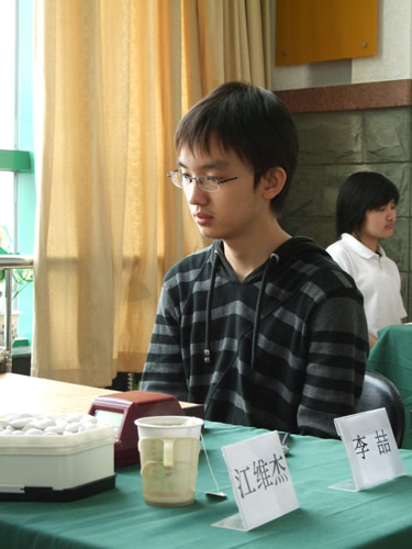 图文：第五届倡棋杯第一轮 天才少年李喆比赛中