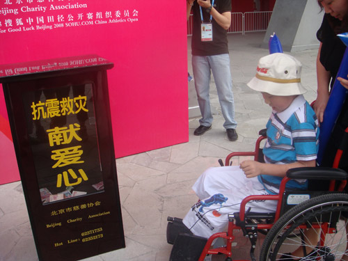 小李元坐着轮椅到赛场