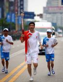 图文：北京奥运圣火在宁波传递 张劲松传递火炬