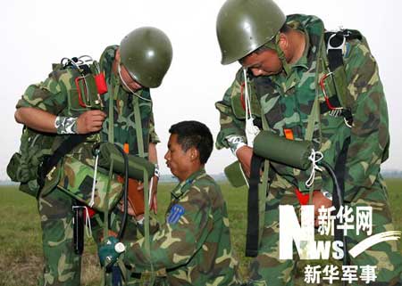 10空降兵4600米高空伞降尕力坝美图回望(组图)