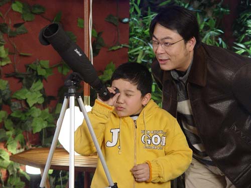 夏东海和7岁的儿子夏雨在研究星星