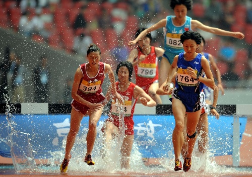 图文:女子3000米障碍赛预赛 水花四溅运动之美