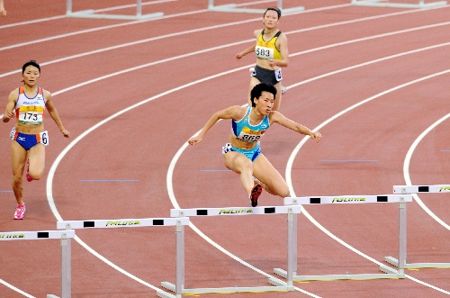 图文:女子400米栏决赛 黄潇潇跨栏瞬间