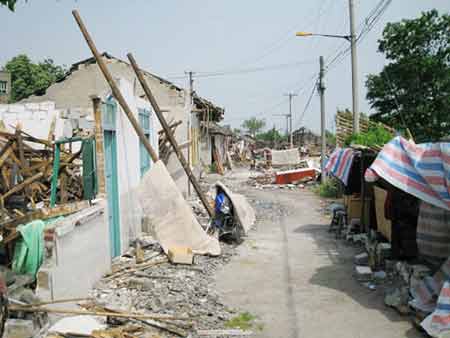 绵竹市遵道镇遭到地震破坏的街道(图片:漆国静和陕西ngo先遣队)