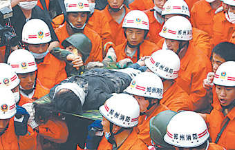 汶川地震来自救援现场的特别报道不屈的脊梁组图