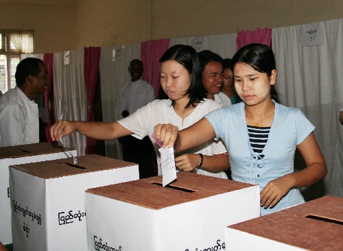 图文:缅甸灾区进行新宪法全民公决投票