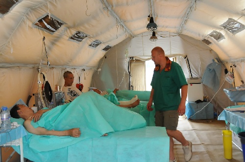 图文:俄罗斯医疗队积极救治地震伤员