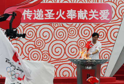 为期两天的上海圣火传递在嘉定国际汽车城落幕，最后一棒火炬手朱建华点燃圣火盆