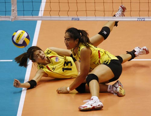 图文奥运女排落选赛第七轮泰国姑娘摔倒在地