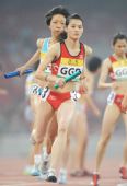 图文：中国田径赛女子4X400米接力 广东队季军
