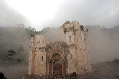 5月12日，只用了8秒，地震摧毁了这座老教堂