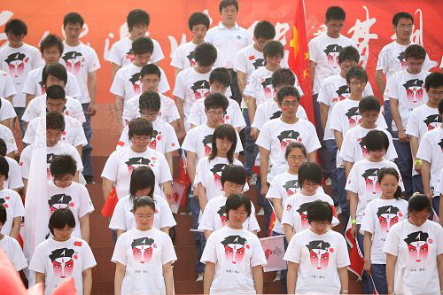 080526泰州崔萌 起跑仪式上，泰州中学学生为四川大地震死难者默哀