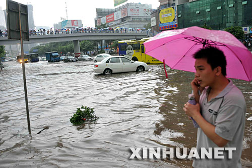 广州遭遇暴雨袭击 多条道路积水严重(组图)