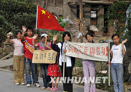 四川汶川地震发生后,来自全国各地的救援人员赶赴灾区抗震救灾