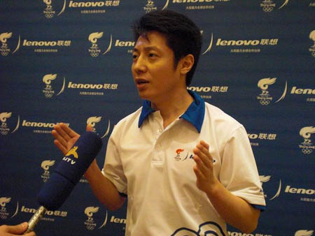 撒贝宁主持完发布会后接受专访,他是苏州站联想奥运火炬手