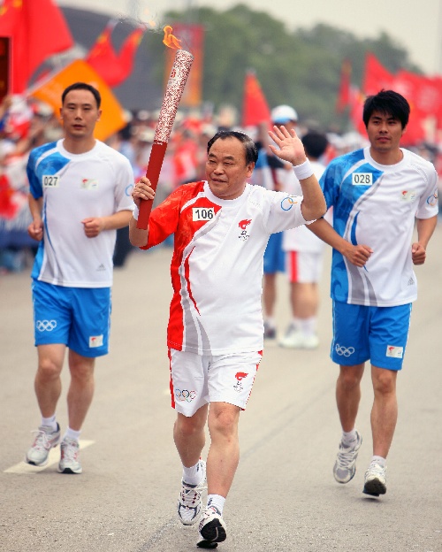 图文:奥运会圣火在南京传递 火炬手姜达敖传递