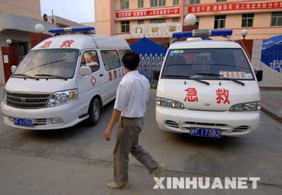5月27日，陕西省宁强县医院门口停放的救护车随时待命。 当日，陕西省宁强县发生5.7级余震。 新华社记者 陈钢 摄