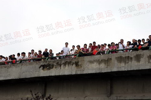 沿途群众在桥上观看