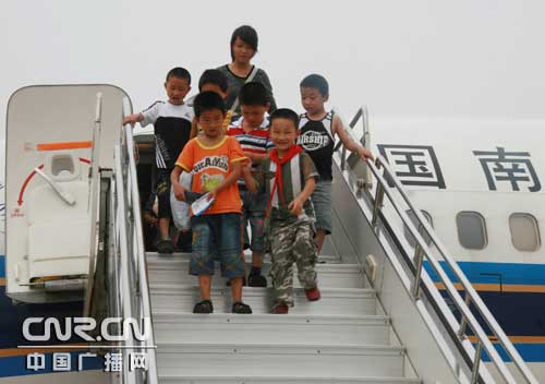 灾区孩子坐飞机到河南上学(组图)