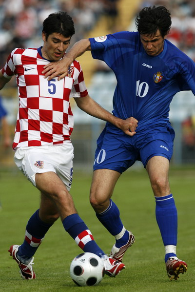 图文：克罗地亚备战欧洲杯 双方左拉右扯