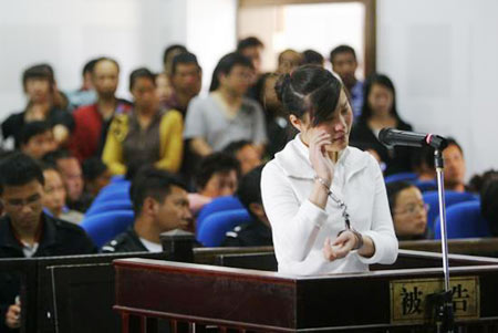 5月27日,云南丽江玉龙法院,嫌疑人张超开庭中忍不住哭了.