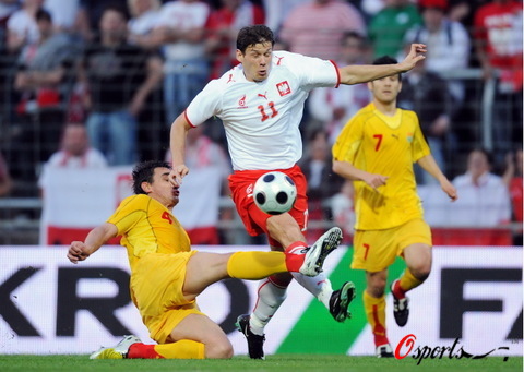 图文：波兰队备战欧洲杯 波兰球员遭遇夹击