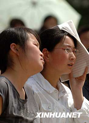 5月28日，陕西宁强县一中两名高三年级学生顶着烈日听英语课。 新华社记者 陈钢 摄 