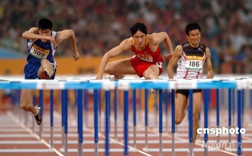 2008年5月24日，“好运北京”2008中国田径公开赛在国家体育场“鸟巢”继续进行。在晚上男子110米栏的决赛中，刘翔以13秒18夺得冠军。 中新社发 吴峻 摄