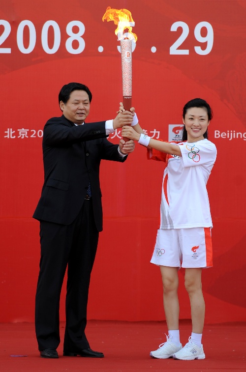 图文:奥运圣火在淮南传递 周涛接过点燃的火炬-搜狐2008奥运